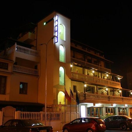 Hotel Martini Vlorë Екстериор снимка