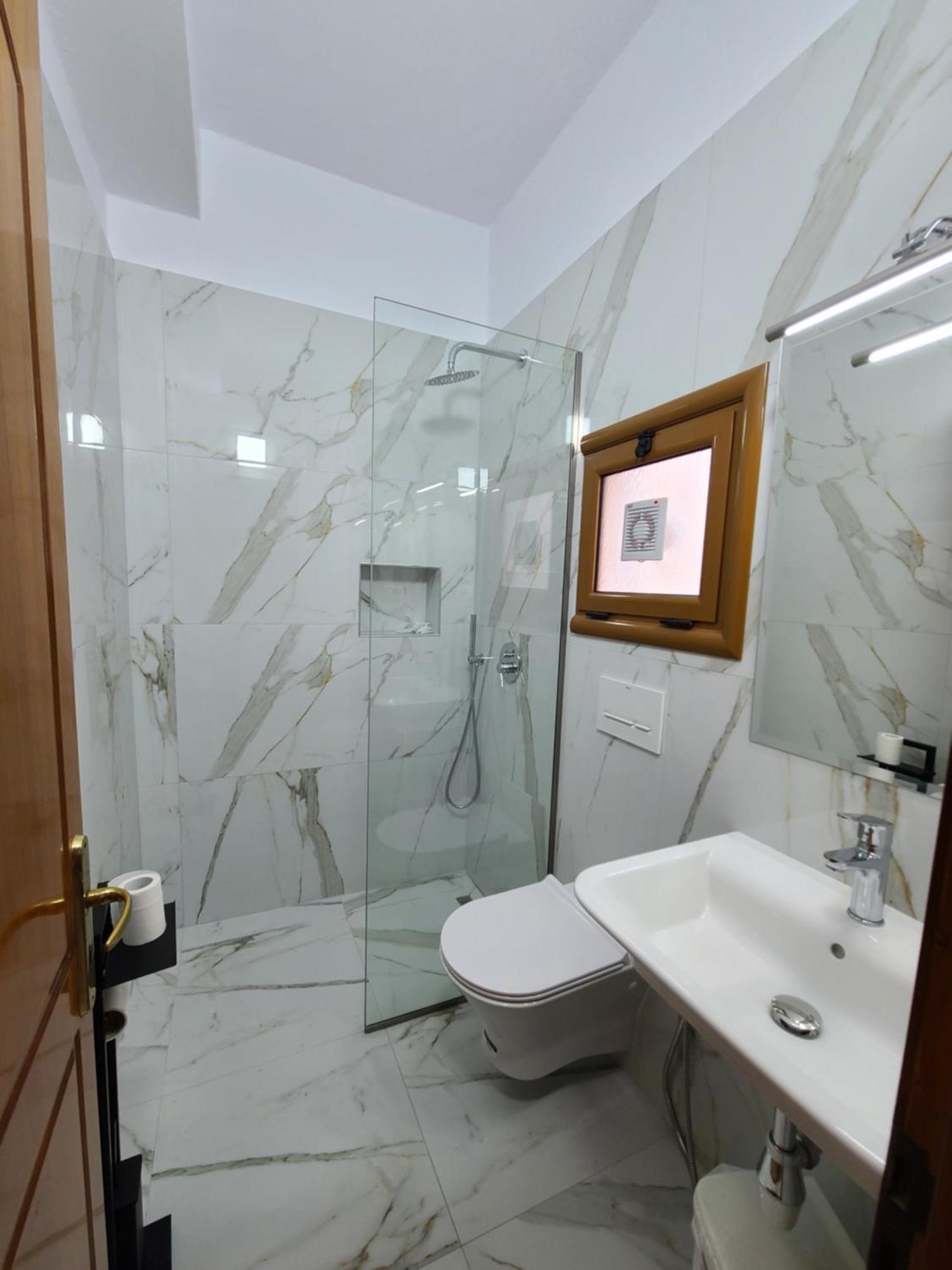 Hotel Martini Vlorë Екстериор снимка