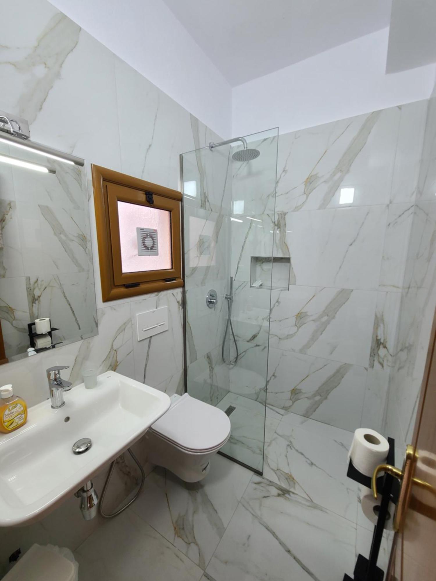 Hotel Martini Vlorë Стая снимка