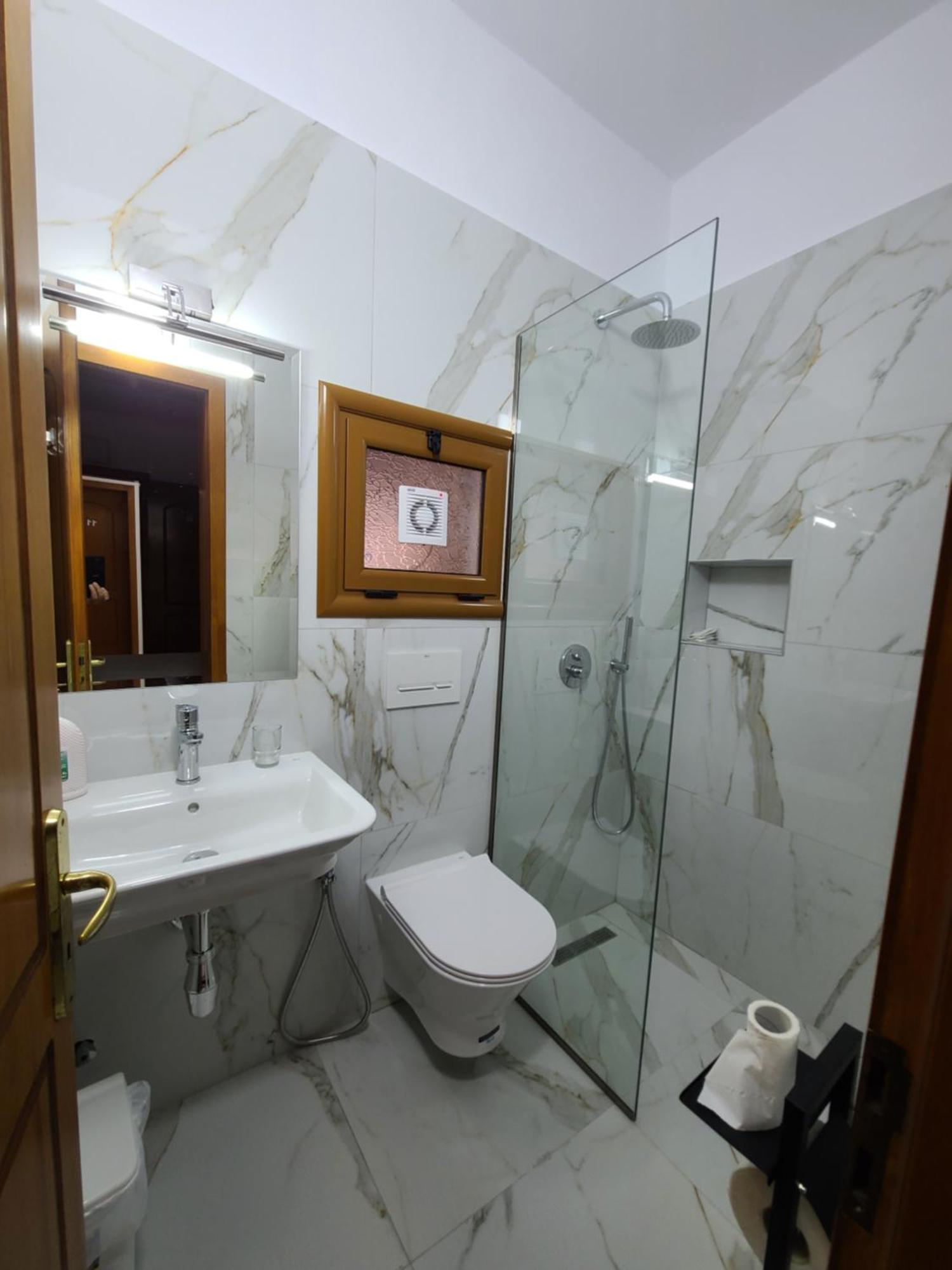 Hotel Martini Vlorë Екстериор снимка
