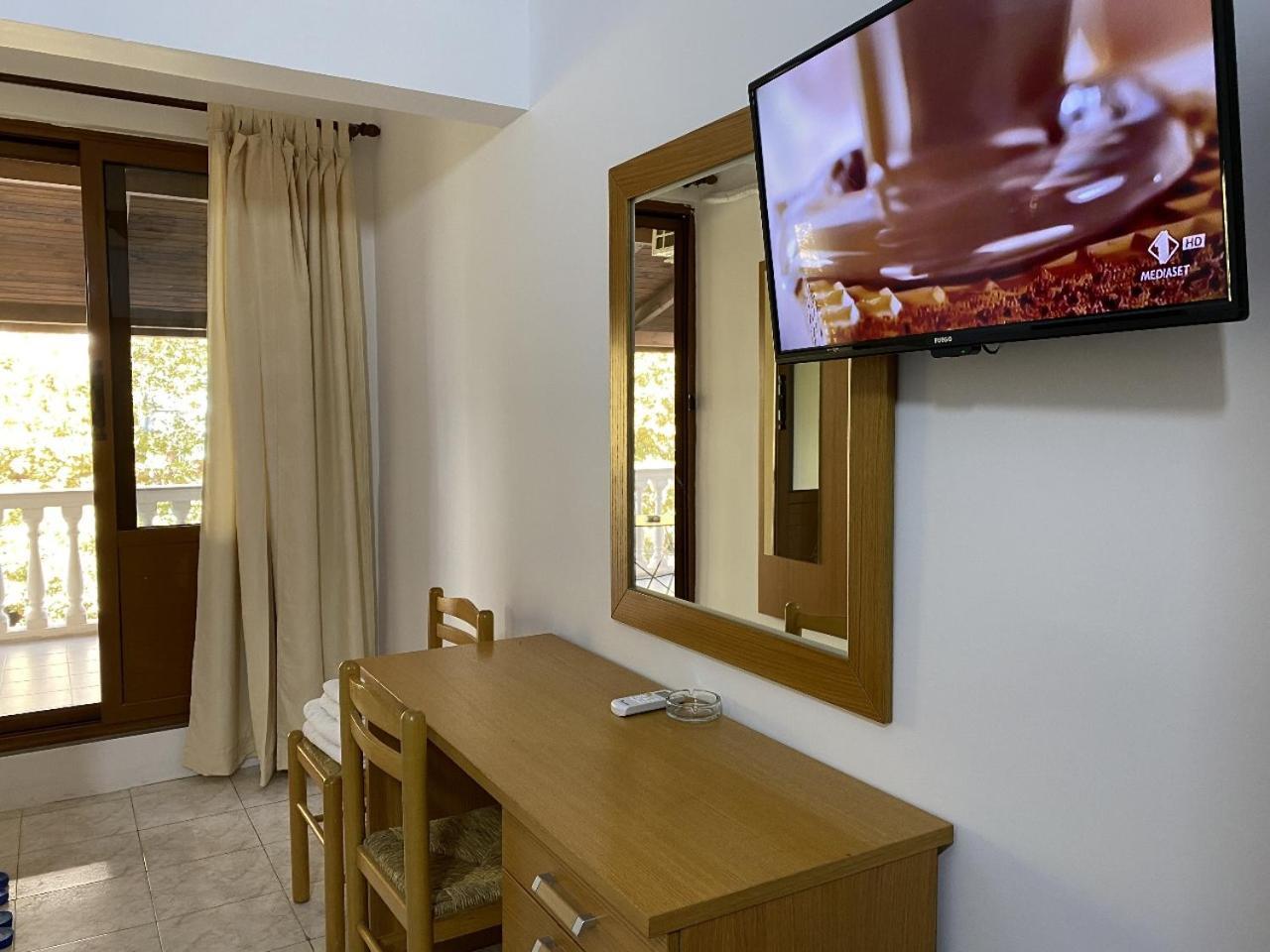 Hotel Martini Vlorë Екстериор снимка