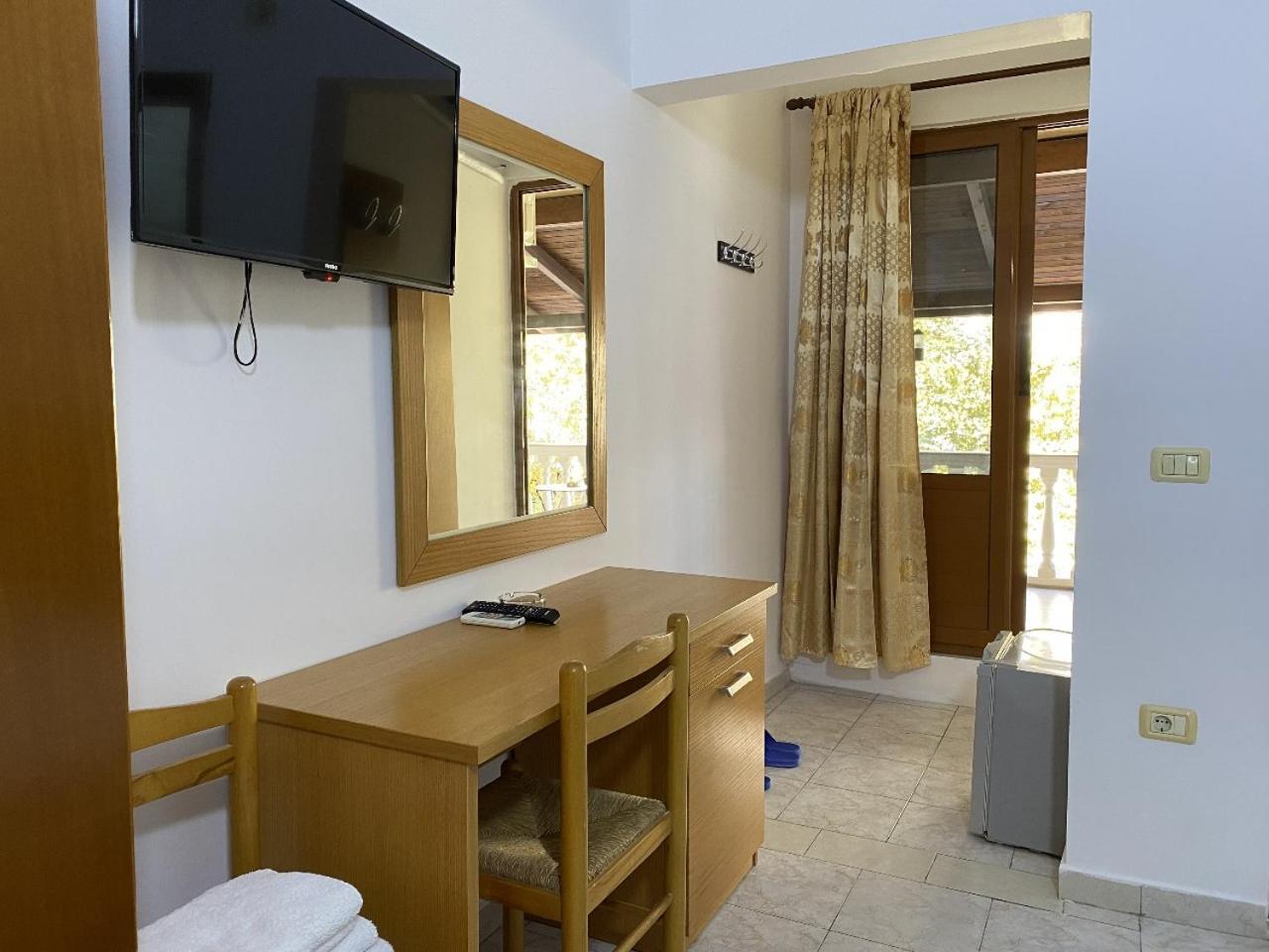 Hotel Martini Vlorë Екстериор снимка