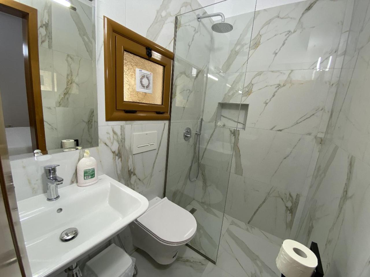 Hotel Martini Vlorë Екстериор снимка