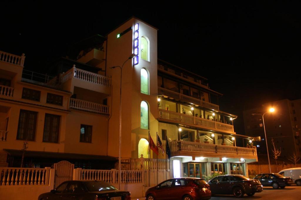 Hotel Martini Vlorë Екстериор снимка