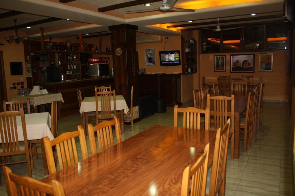 Hotel Martini Vlorë Екстериор снимка