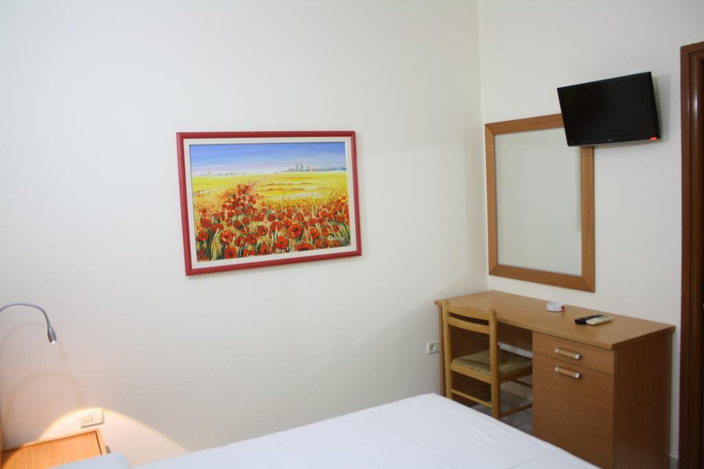 Hotel Martini Vlorë Стая снимка