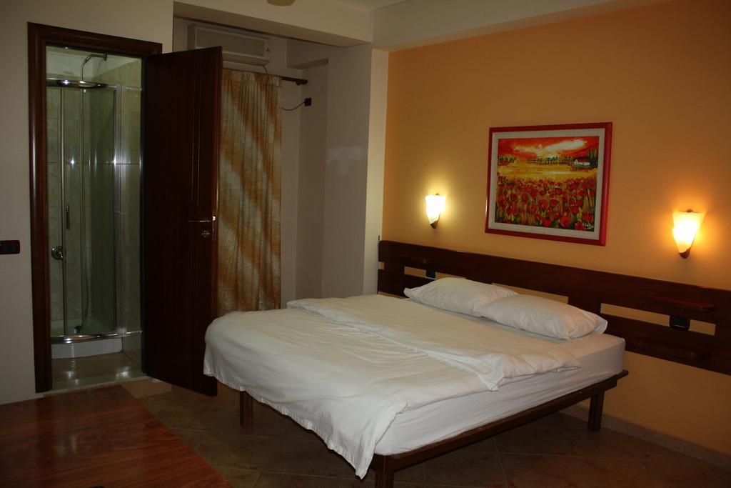 Hotel Martini Vlorë Стая снимка
